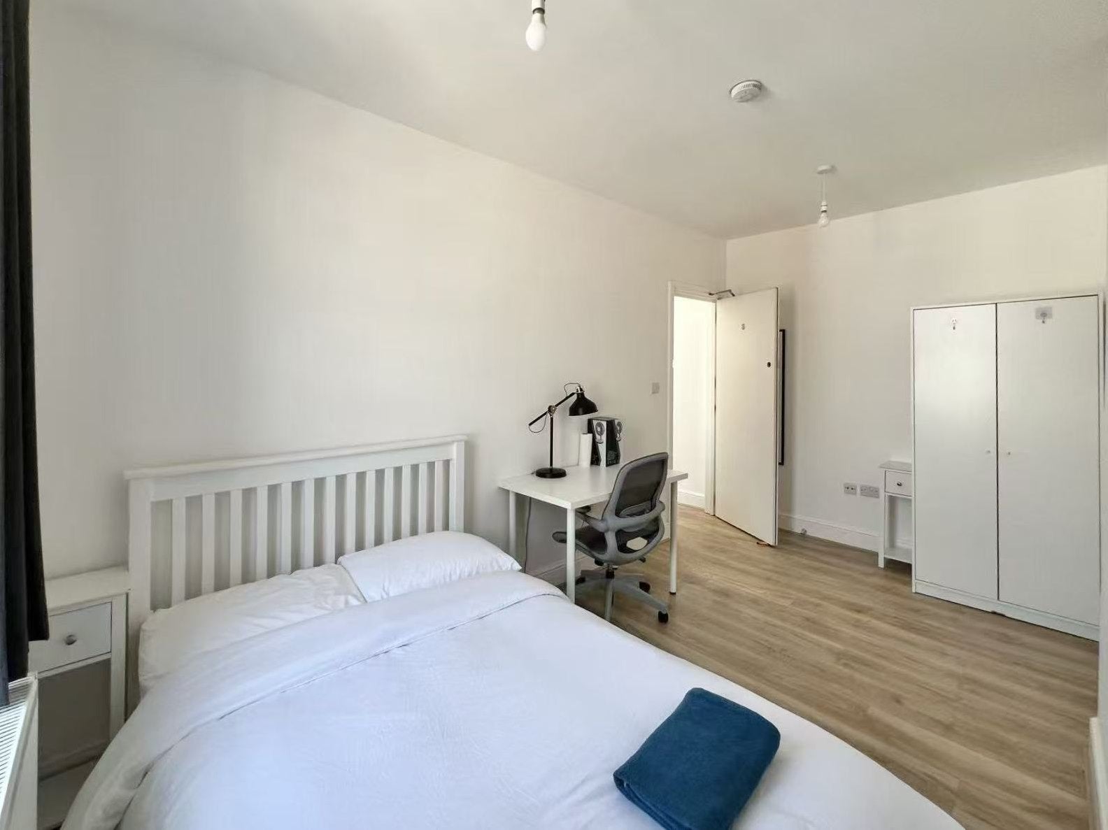 Room Eversholt Street in Greater London