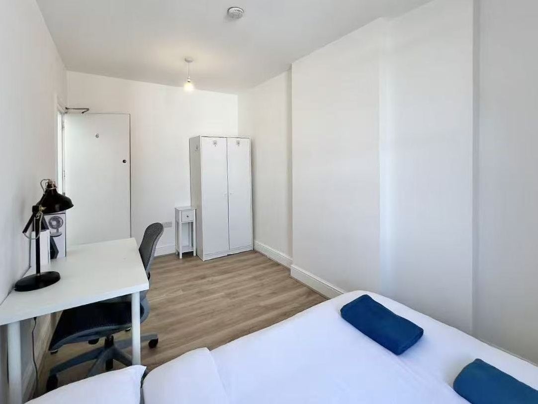 Room Eversholt Street in Greater London