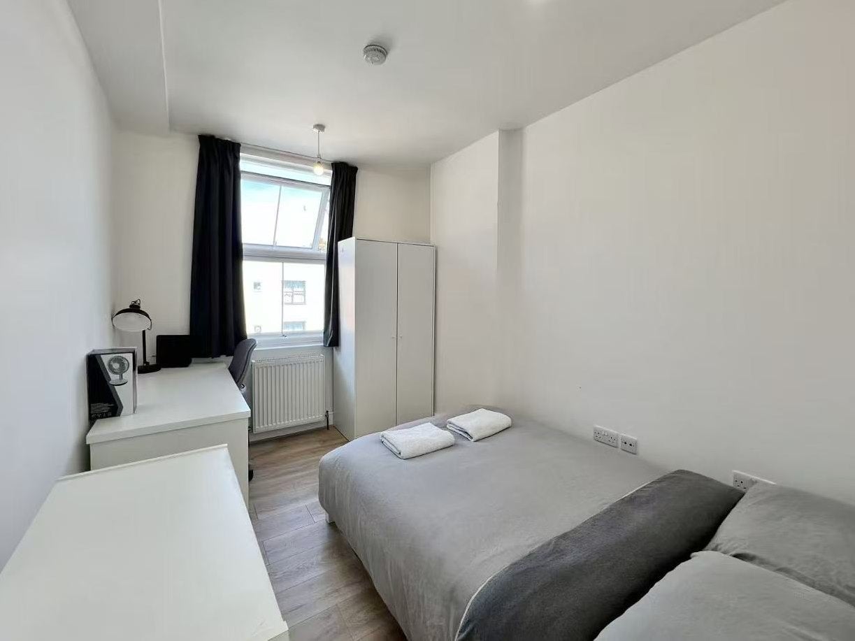 Room Eversholt Street in Greater London