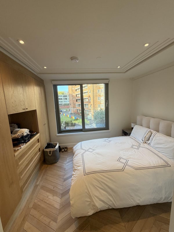 Room Mead Close in Greater London