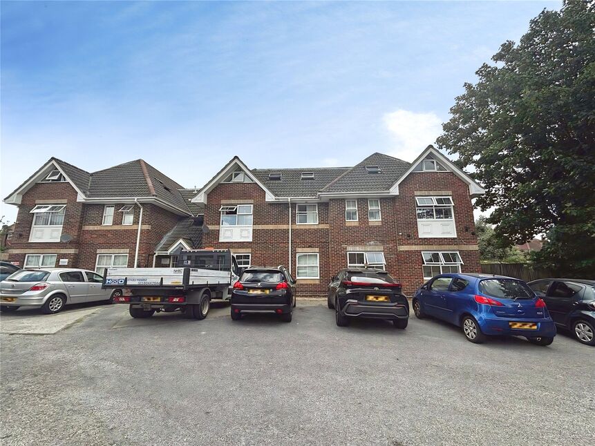 Flat Edwina Close in Southampton