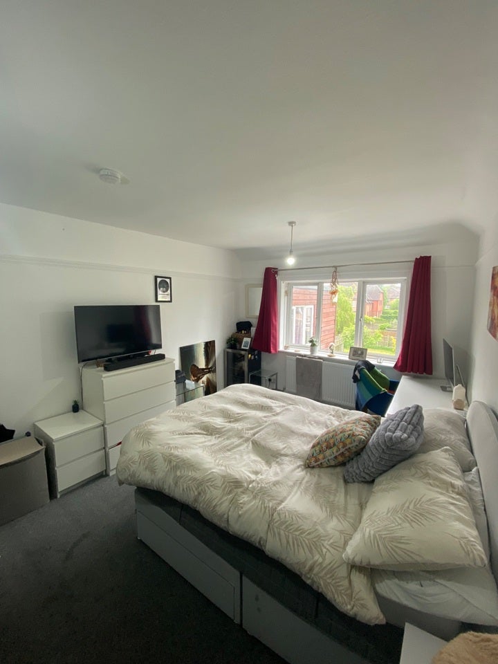 Room Hale Lane in Greater London