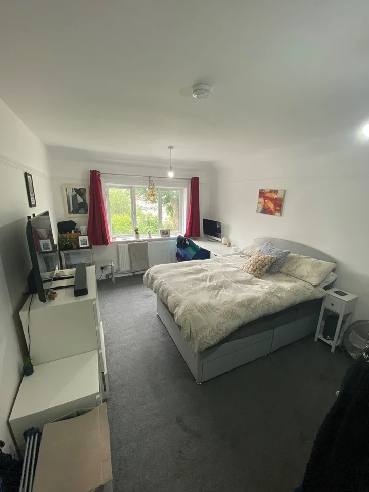 Room Hale Lane in Greater London