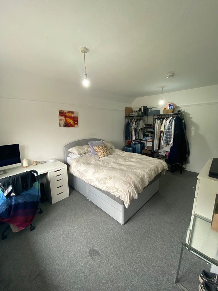Room Hale Lane in Greater London