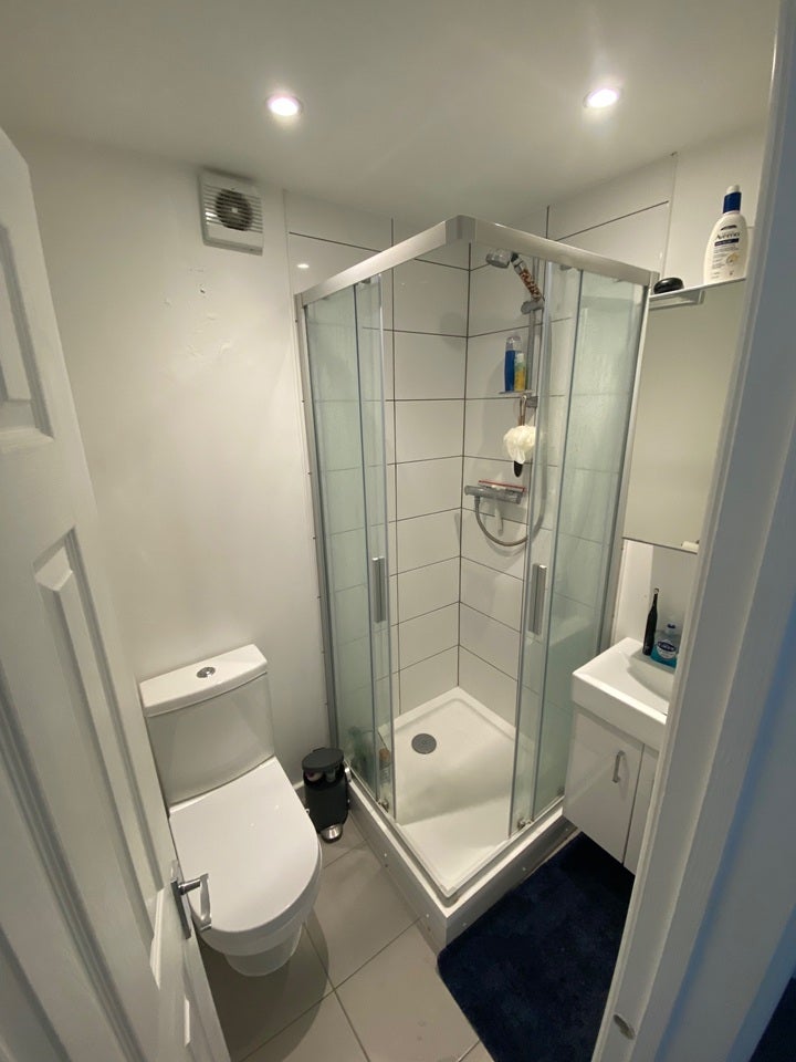 Room Hale Lane in Greater London