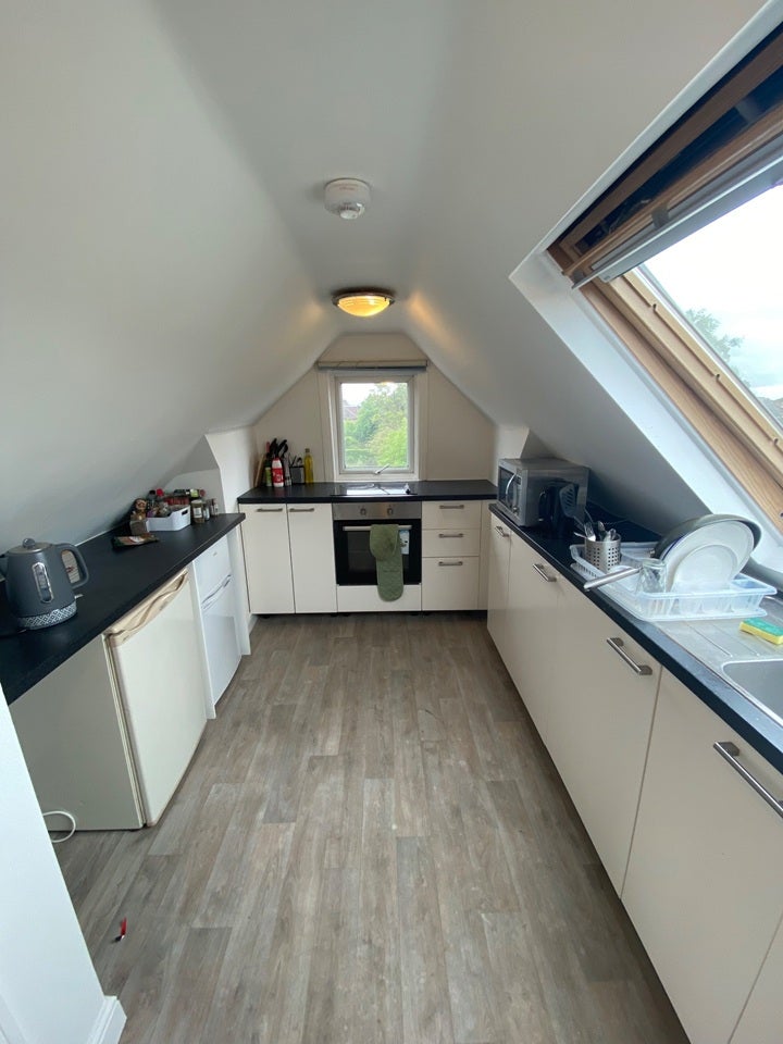 Room Hale Lane in Greater London