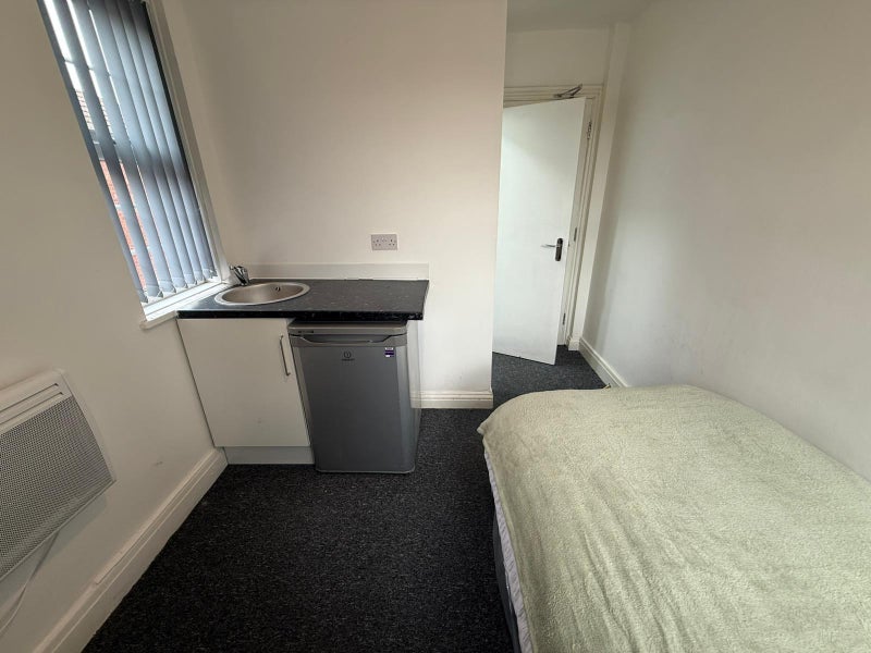 Flat Warwick Road in Birmingham