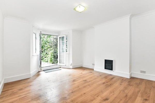 Flat Wilton Crescent in London