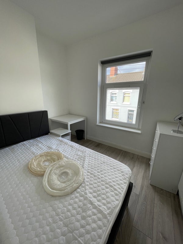 Room Eclipse Street in Cardiff