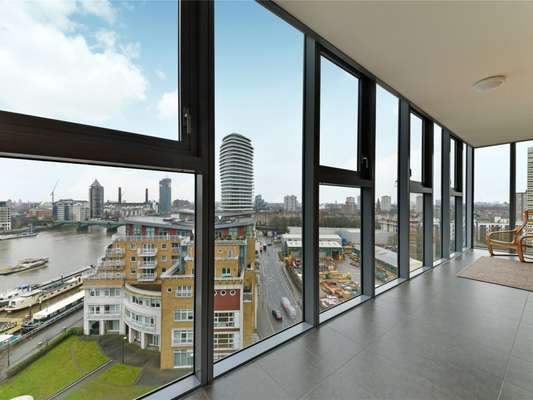 Flat Lombard Road in Greater London