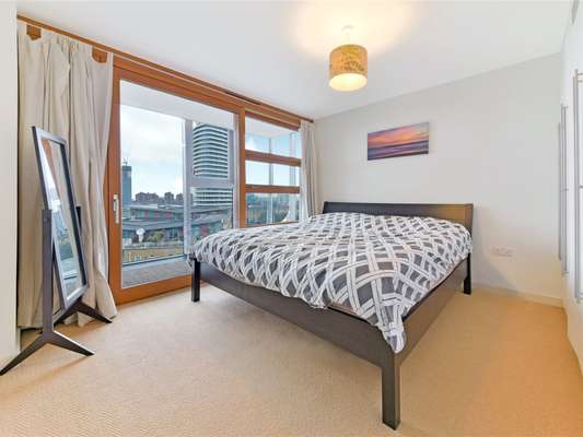 Flat Lombard Road in Greater London