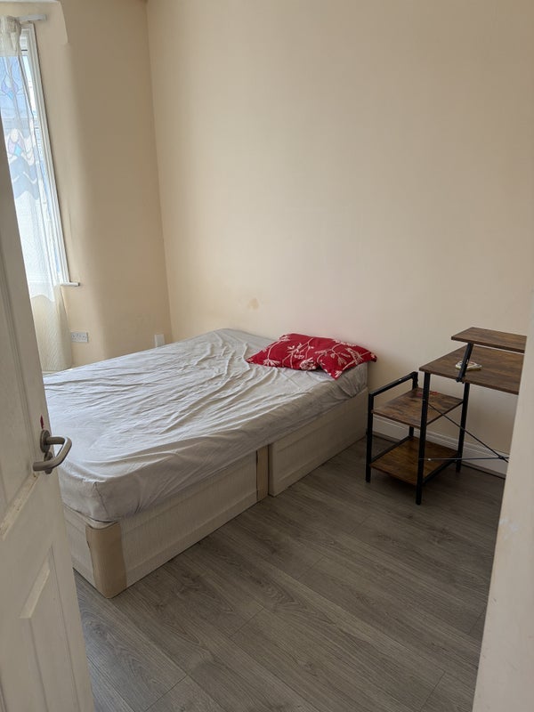 Room Carlyle Road in Greater London