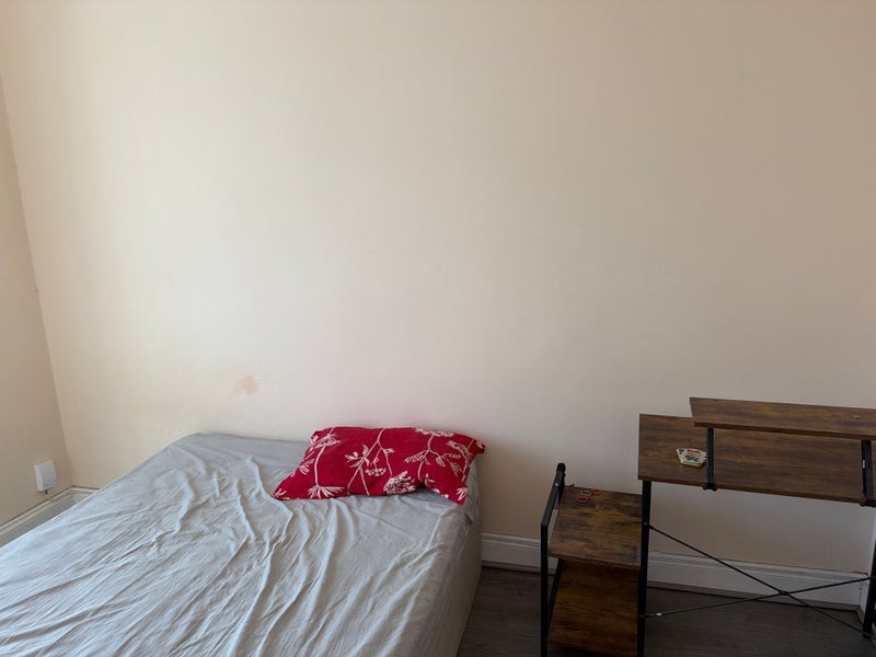 Room Carlyle Road in Greater London