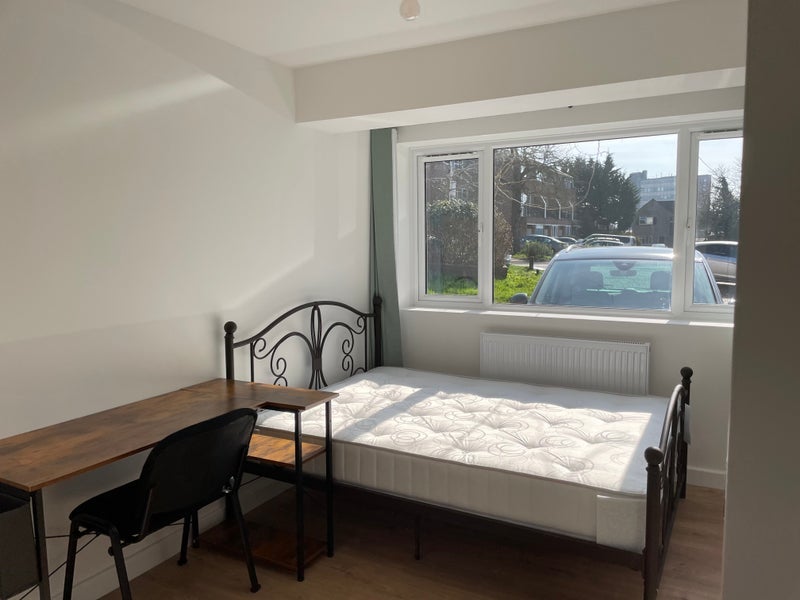 Room Parklands Drive in Chelmsford