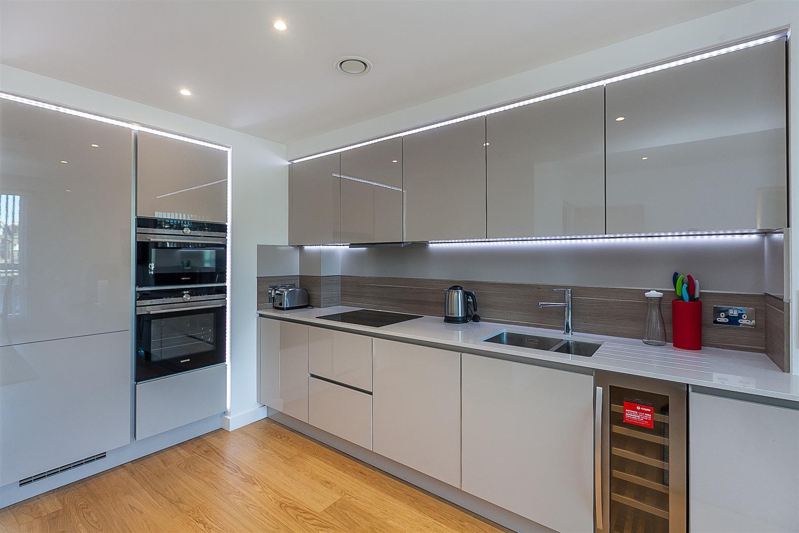 Flat Holland Park Avenue in Greater London