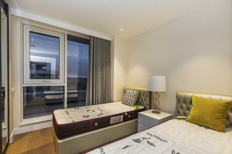 Flat Queenstown Road in Greater London