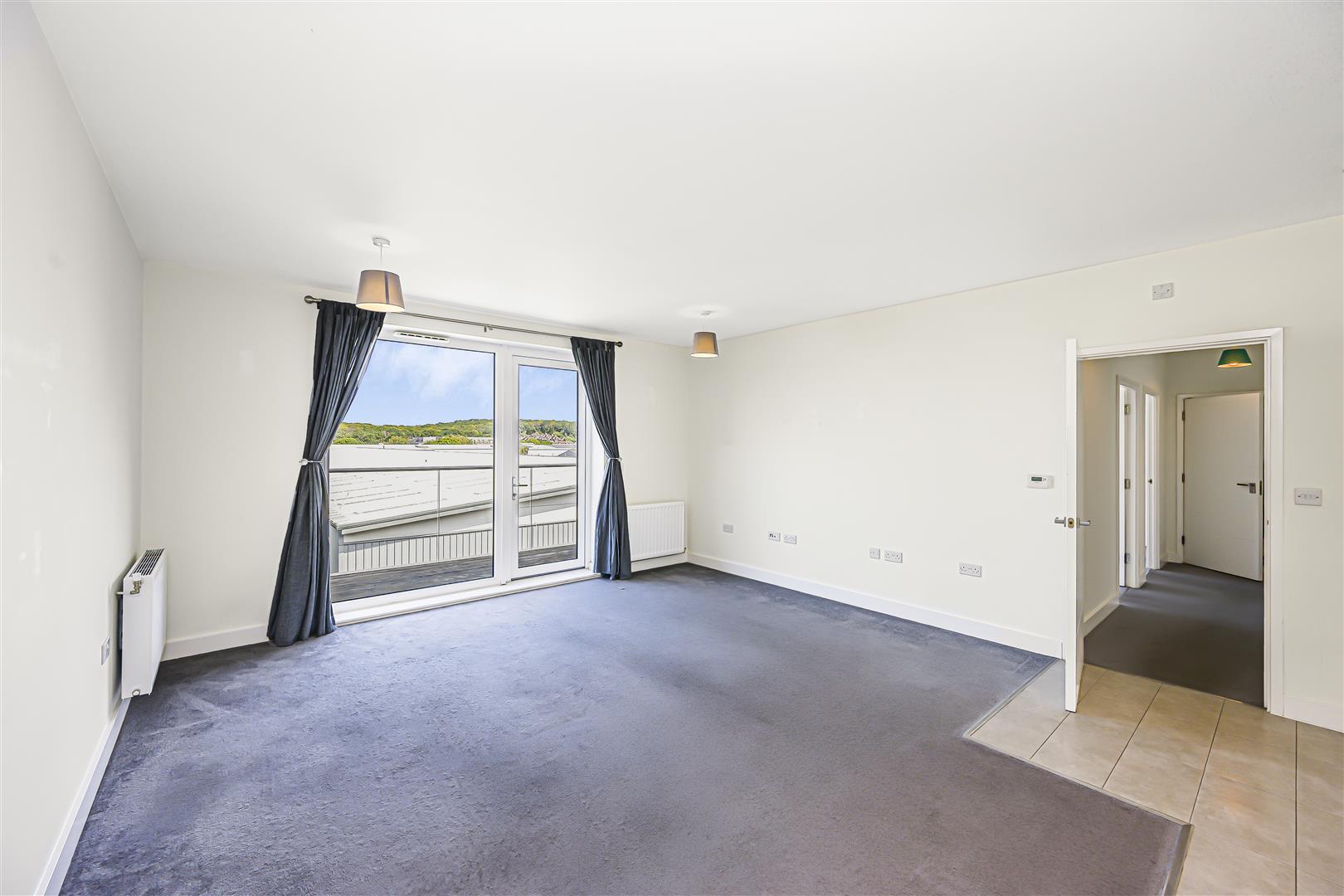 Flat Hickman Avenue in Greater London