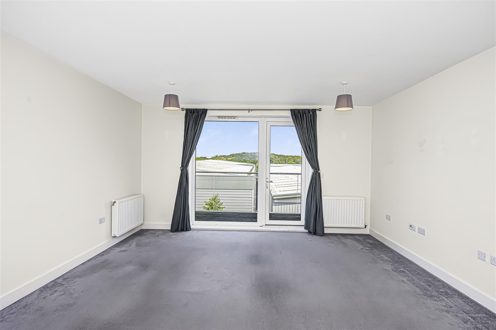 Flat Hickman Avenue in Greater London