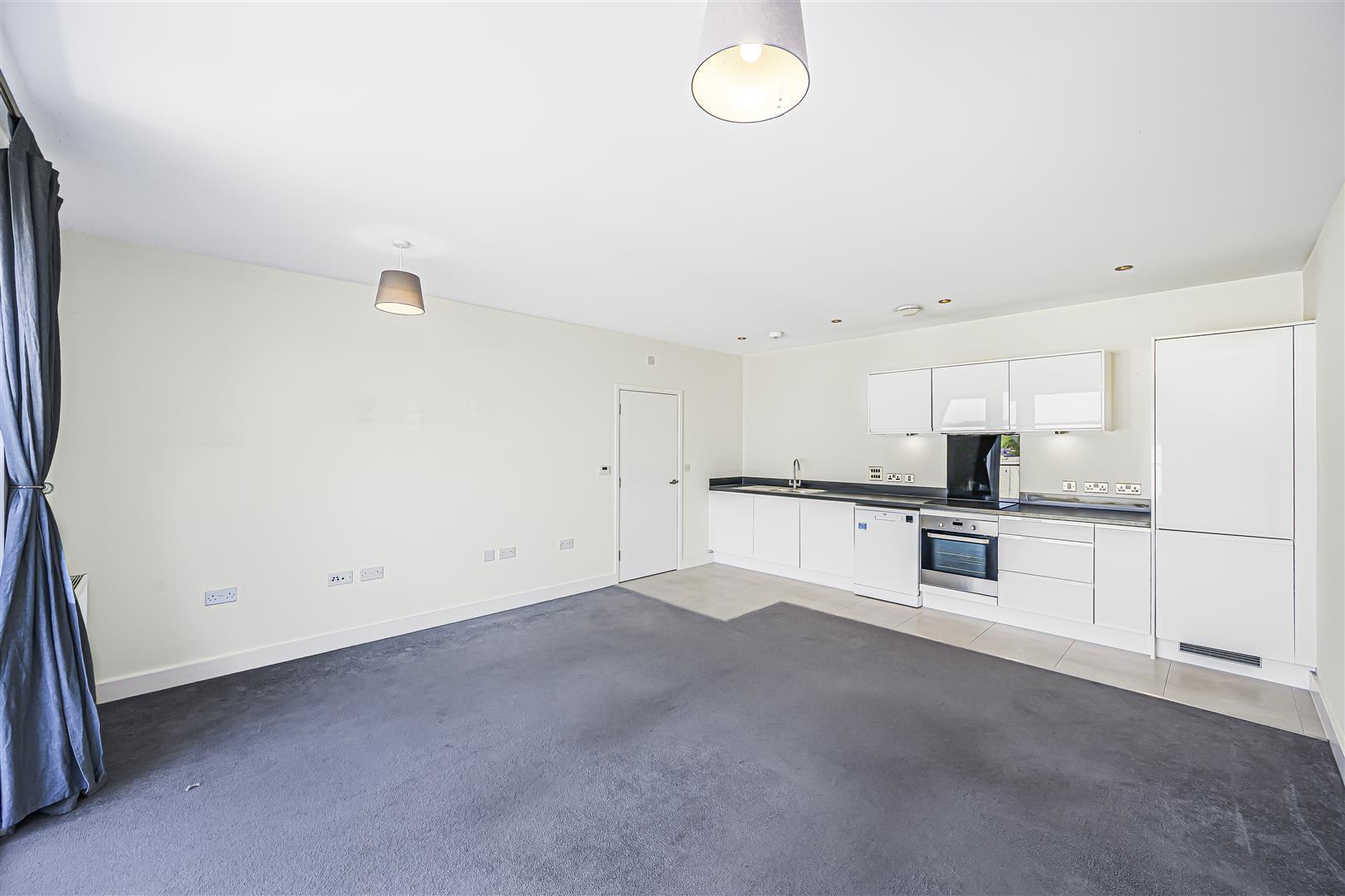 Flat Hickman Avenue in Greater London