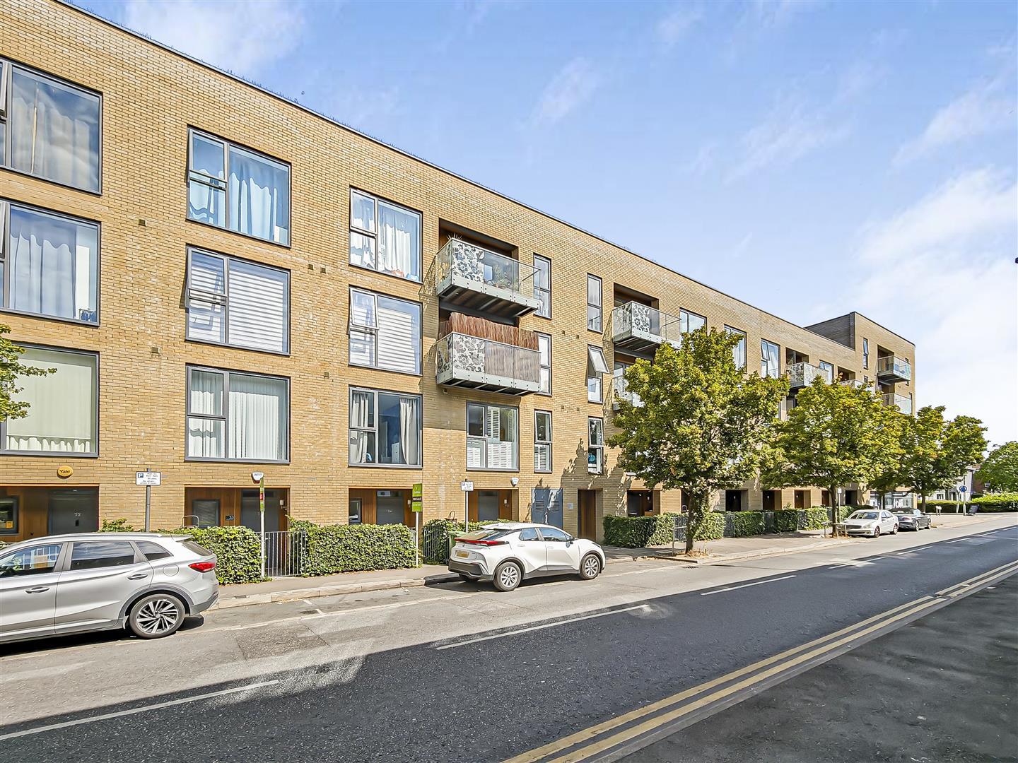Flat Hickman Avenue in Greater London