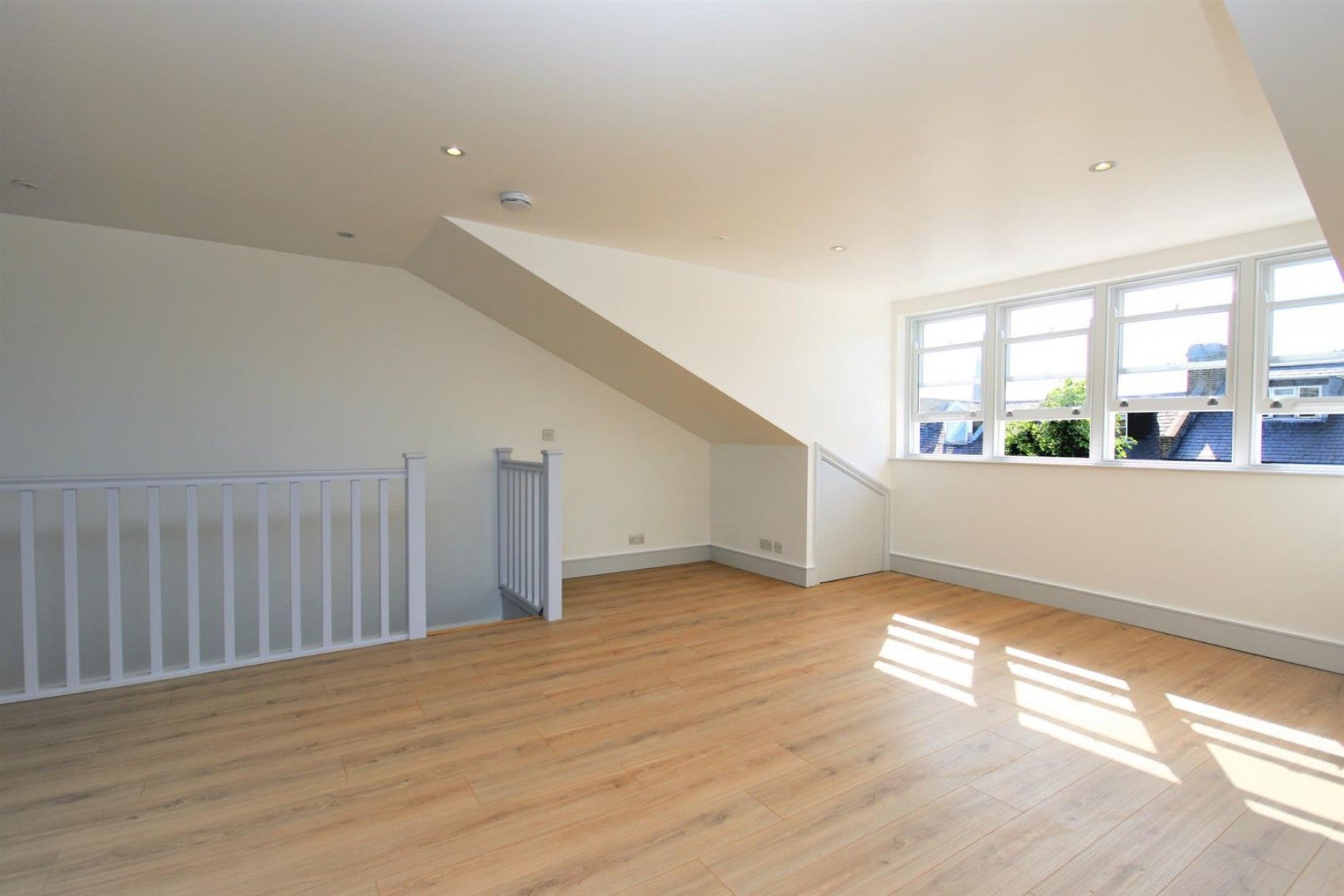 Flat Montpelier Grove in Greater London