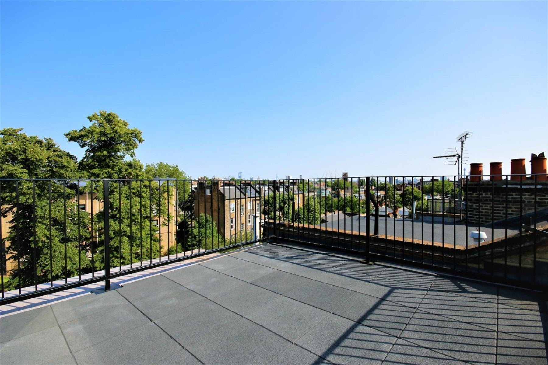 Flat Montpelier Grove in Greater London
