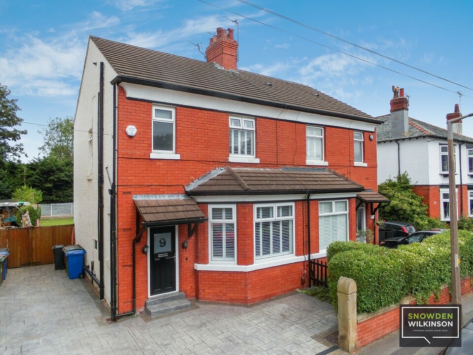 House Woodfield Road in Cheadle Hulme