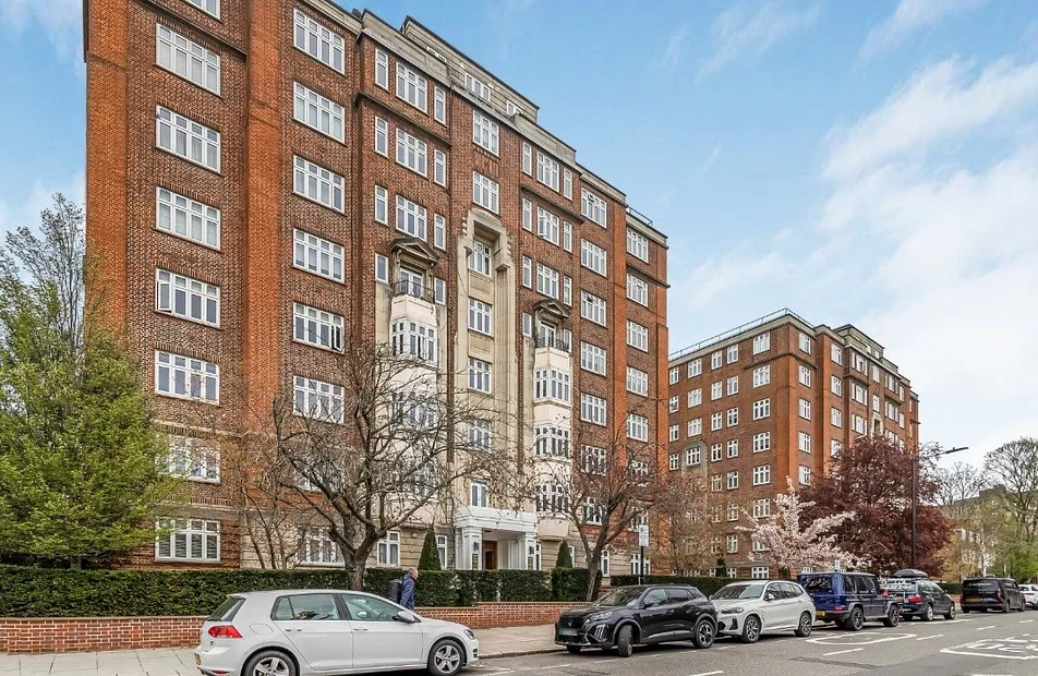 Flat Grove End Road in City of Westminster