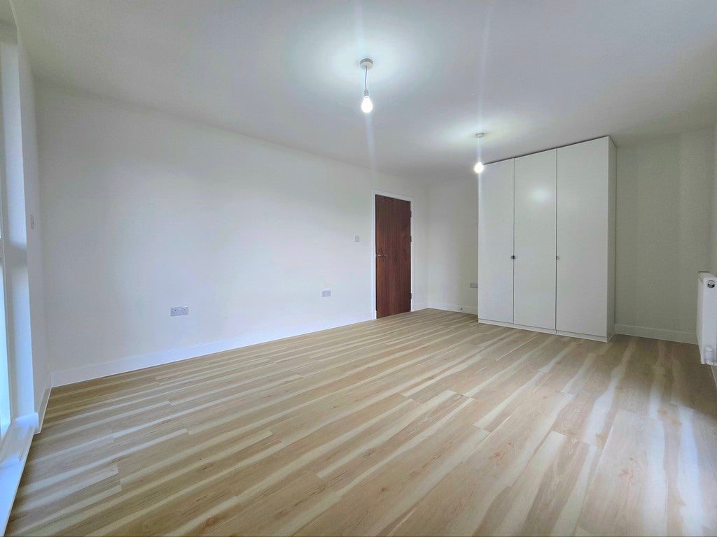 Flat Norbury Avenue in Greater London