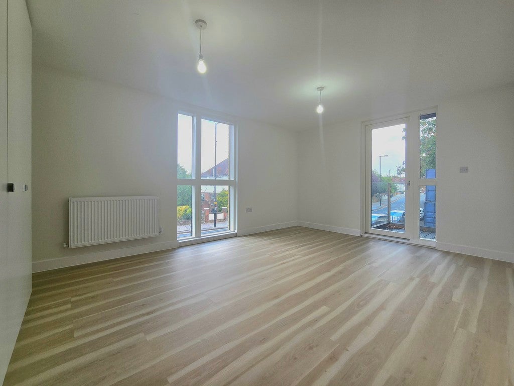 Flat Norbury Avenue in Greater London