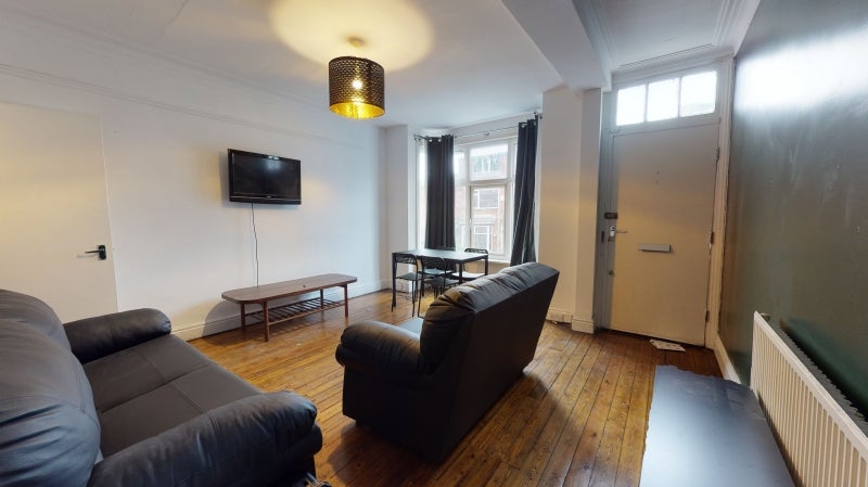 Room Manor Drive in Leeds