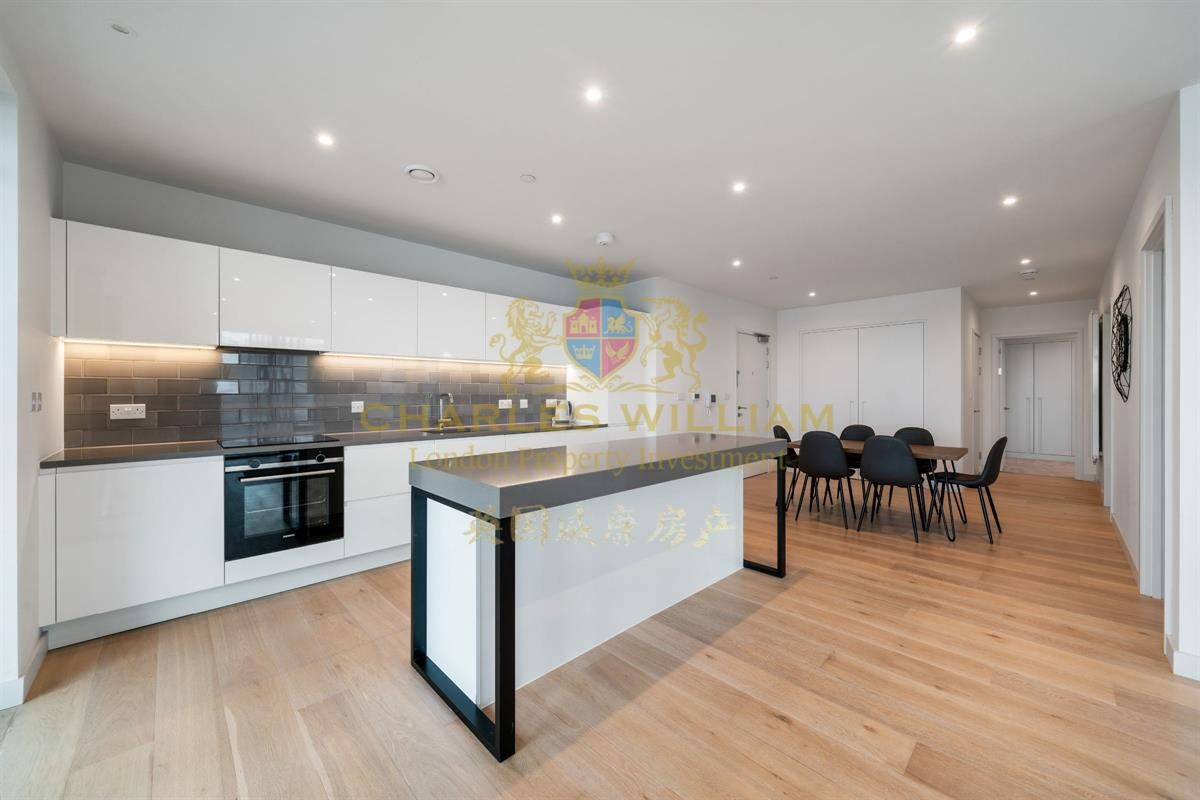 Flat Riverside Walk in Greater London