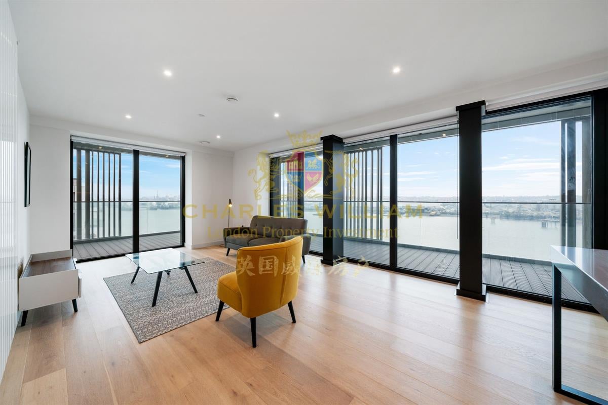 Flat Riverside Walk in Greater London