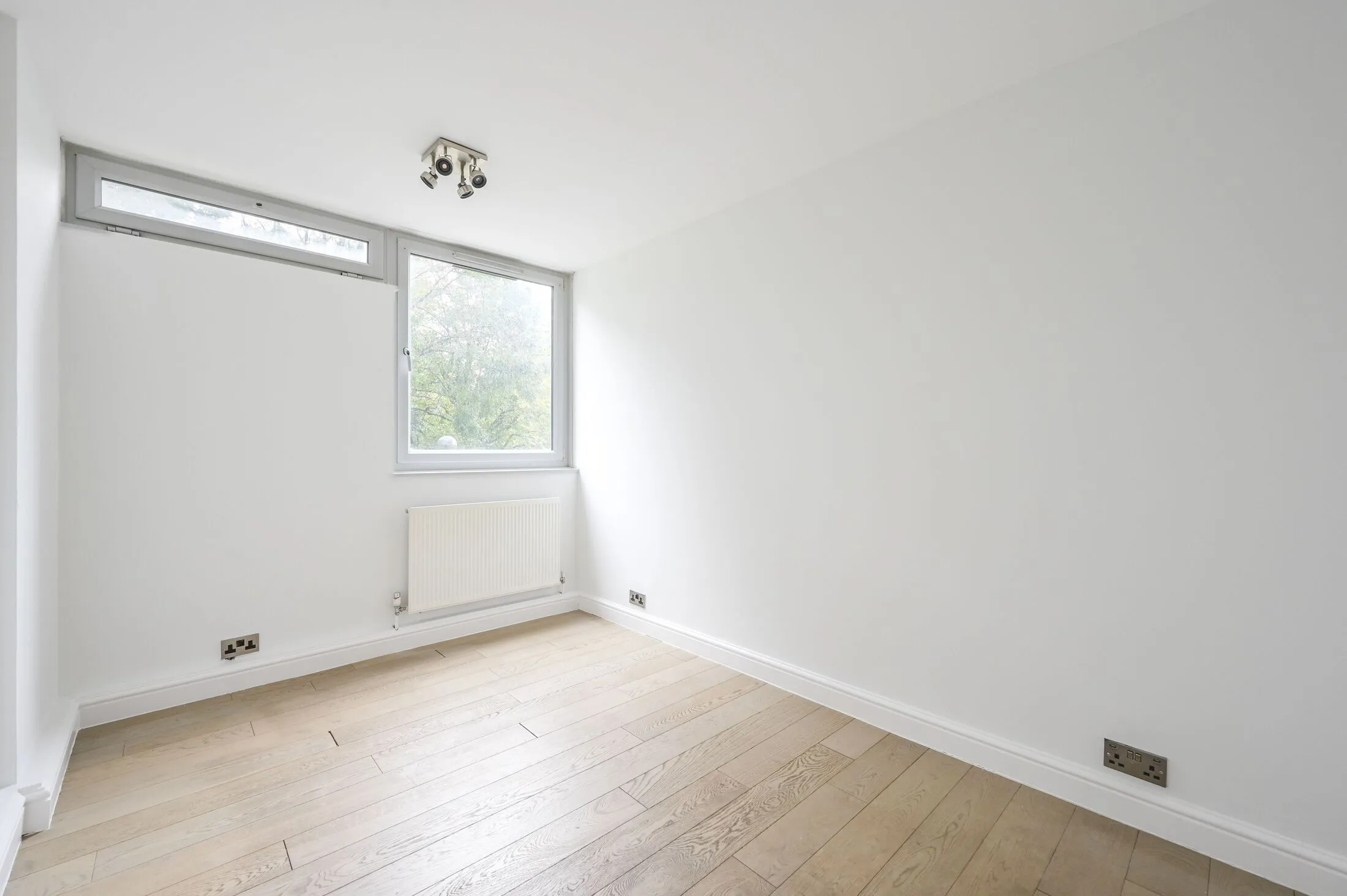 Flat Dell Close in London
