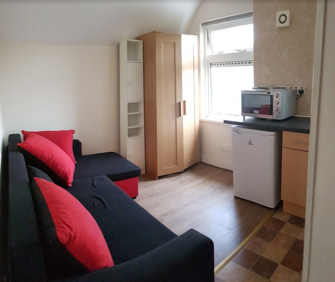 Flat Greenstead Avenue in Greater London