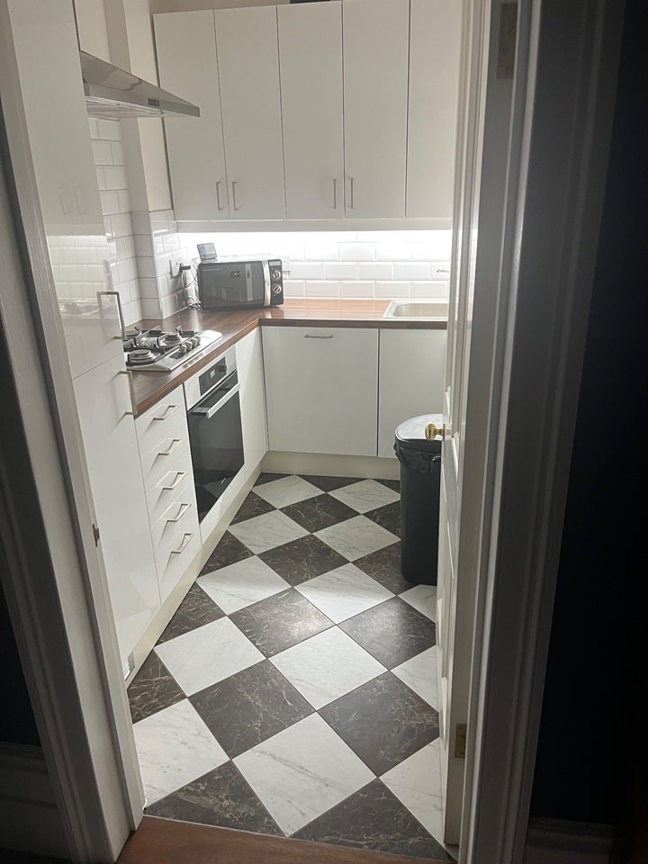 Flat Sinclair Gardens in Greater London