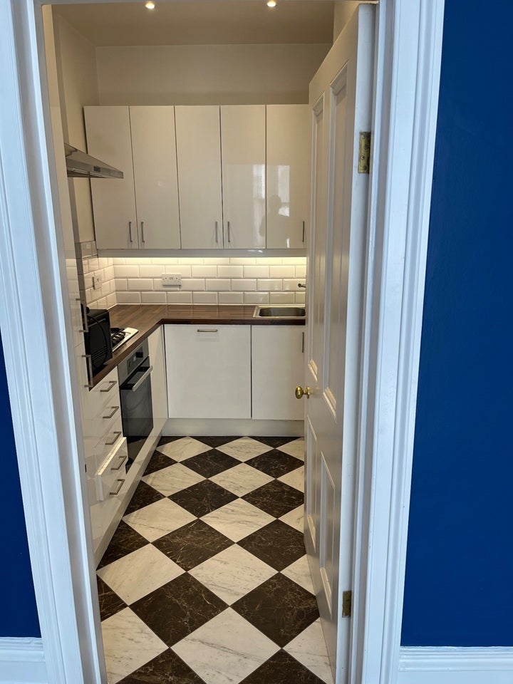 Flat Sinclair Gardens in Greater London