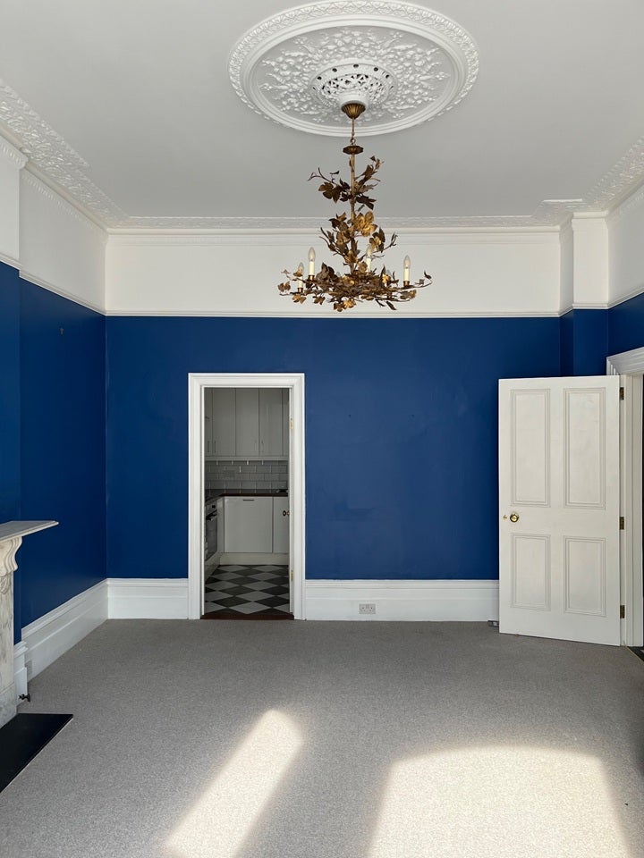 Flat Sinclair Gardens in Greater London