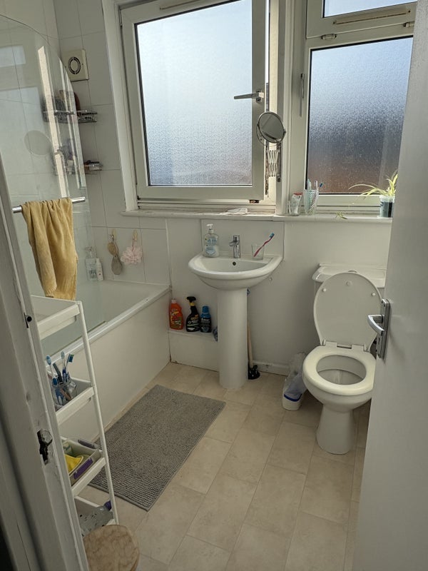 Room Searles Close in Greater London