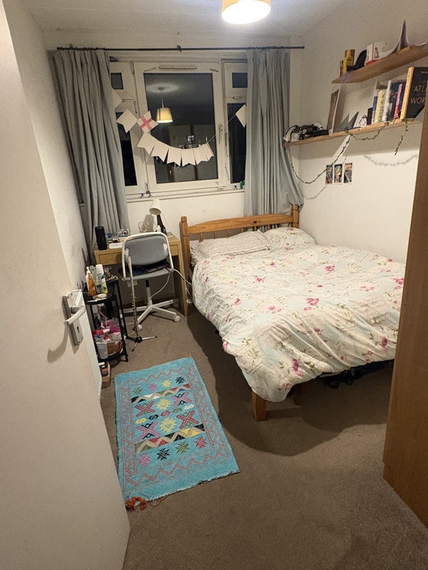 Room Searles Close in Greater London