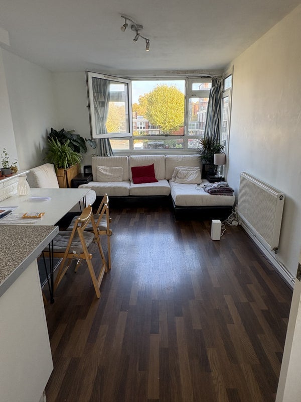 Room Searles Close in Greater London
