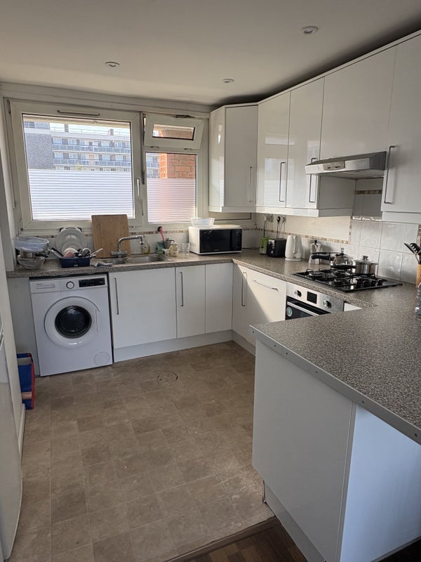 Room Searles Close in Greater London