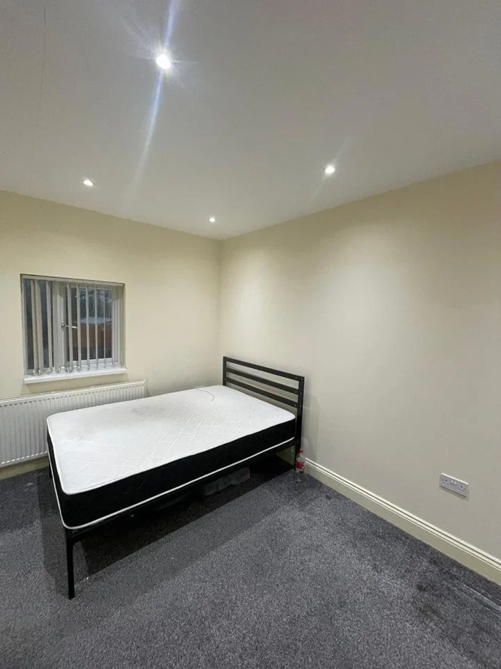 Room Mount Stewart Avenue in Greater London