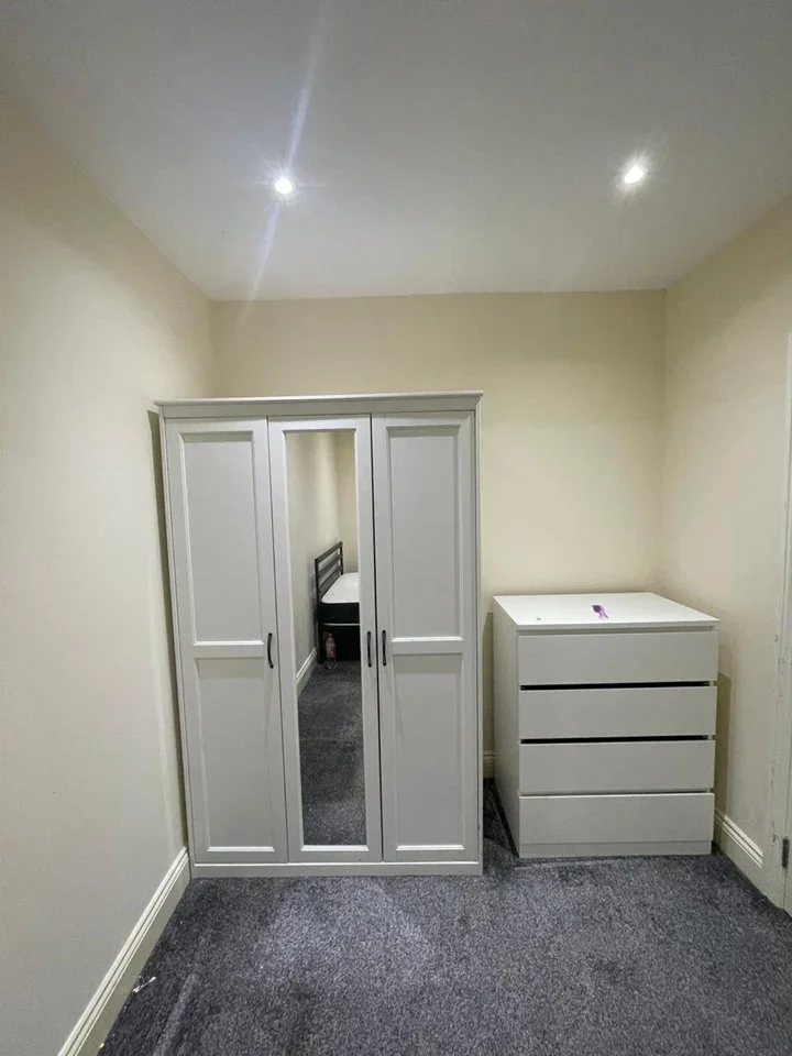 Room Mount Stewart Avenue in Greater London