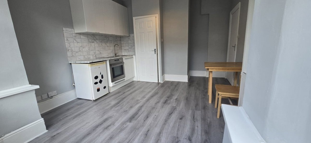 Flat Leeside Crescent in Greater London