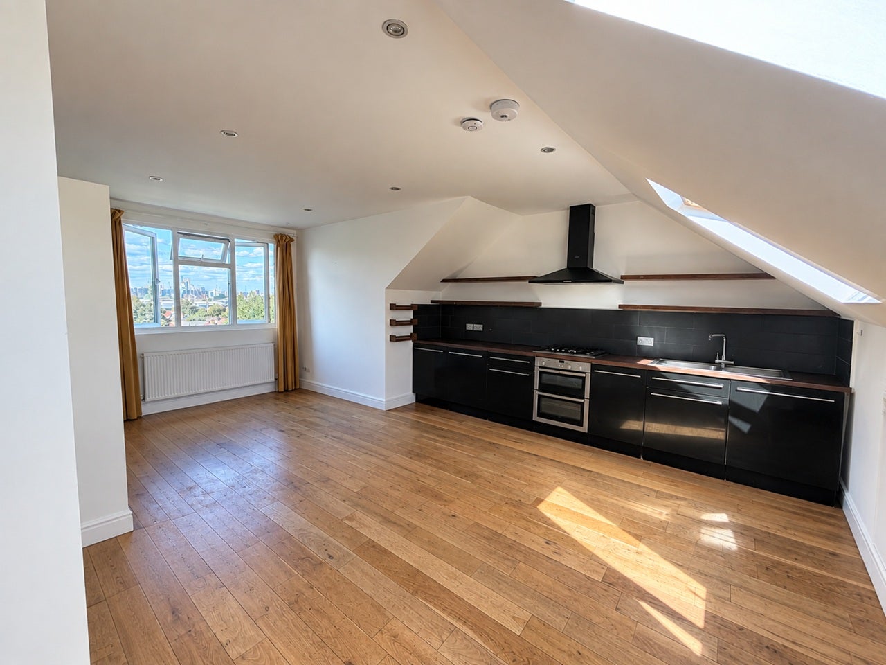 Flat Wellington Gardens in Greater London