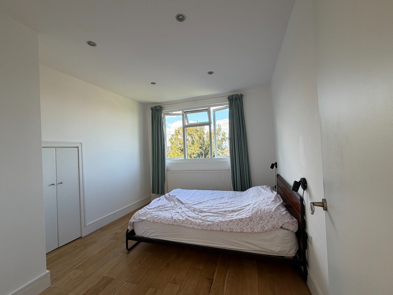 Flat Wellington Gardens in Greater London