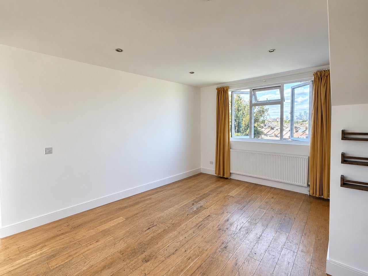 Flat Wellington Gardens in Greater London