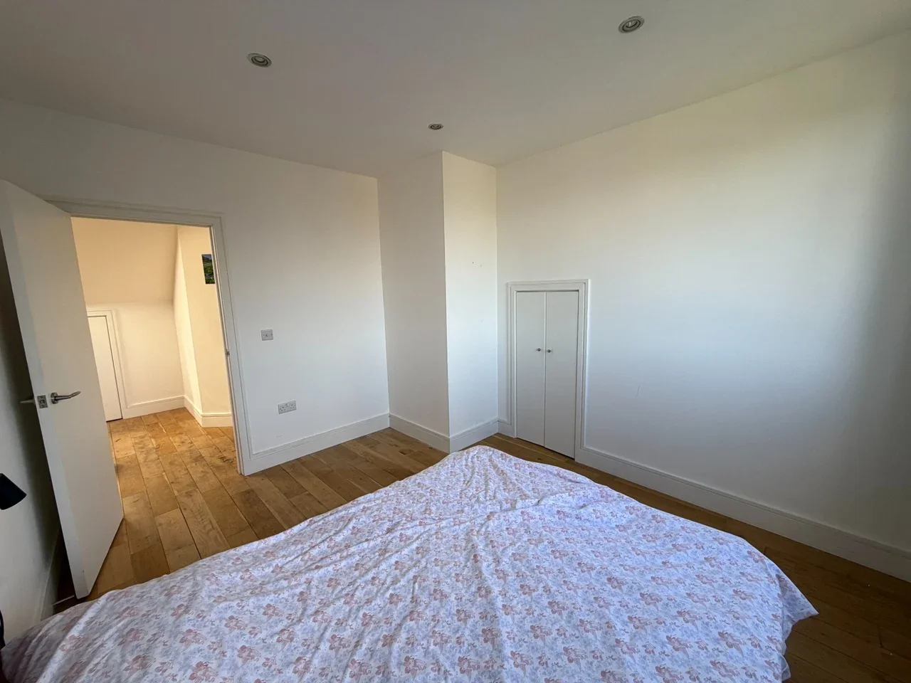 Flat Wellington Gardens in Greater London