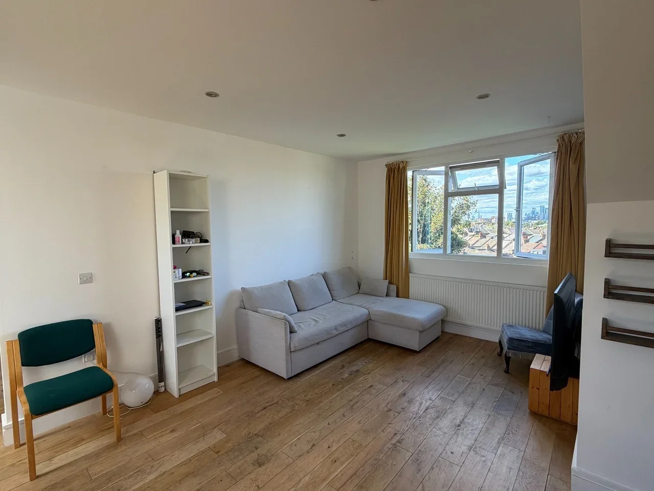 Flat Wellington Gardens in Greater London